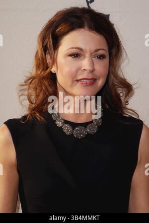 HOT IN CLEVELAND, l-r: Jane Leeves, Betty White, Valerie Bertinelli