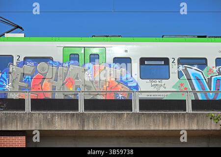 Brückenbauwerke in Nordrhein-Westfalen Unteransicht einer modernen Eisenbahnbrücke aus Beton mit Bahnbetrieb der Linien S9 und RE49, die in diesem Fall mit Graffiti beschädigt worden sind. Essen Nordrhein-Westfalen Deutschland Kupferdreh *** Bridge structures in North Rhine-Westphalia Bottom view of a modern concrete railroad bridge with railroad operation of the S9 and RE49 lines, which in this case have been damaged with graffiti Essen North Rhine-Westphalia Germany Kupferdreh Stock Photo
