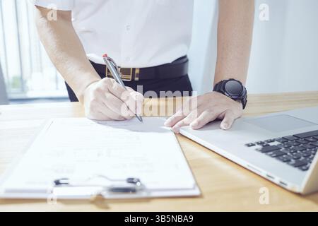Businessman mit Laptop und die Entscheidung, ein grosses Projekt zu unterzeichnen Stock Photo
