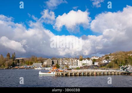 Boats and pier on Lake Windermere lakeside in the Lake District National Park. Bowness on Wndermere, Cumbria, England, UK, Britain Stock Photo
