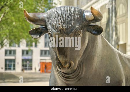 Bulle, Bronzeskulptur Bulle und Bär, Deutsche Börse, Börsenplatz, Frankfurt am Main, Hessen, Deutschland Stock Photo