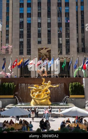 The iconic Prometheus sculpture at Rockefeller Center in Midtown ...