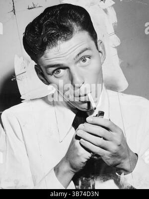 Frank Sinatra lighting a cigarette – World Telegram press photo by Al  Aumuller 1944 - old press photo Stock Photo