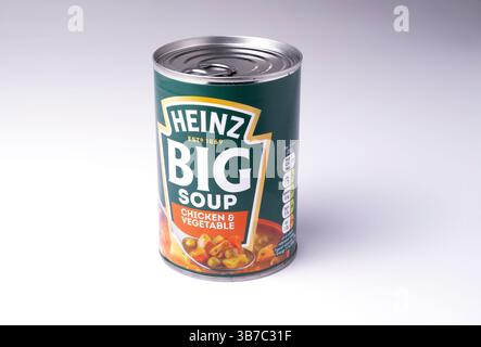 A single can of Heinz Chicken and Vegetable Big Soup against a plain white background Stock Photo