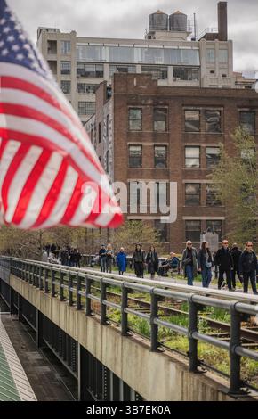Members of the public walk along the High Line in Manhattan Stock Photo ...