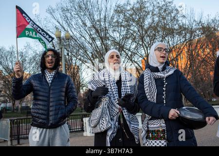 March 11, 2024, Washington, District Of Columbia, United State: Pro-Palestinian demonstrators shouting slogans in front of the White House while joining in a demonstration. Pro-Palestinian demonstrators gather in front of the White House to demand ceasefire in Gaza on the first day of the holy month of Ramadan in Washington DC. (Credit Image: © Probal Rashid/ZUMA Press Wire) Stock Photo