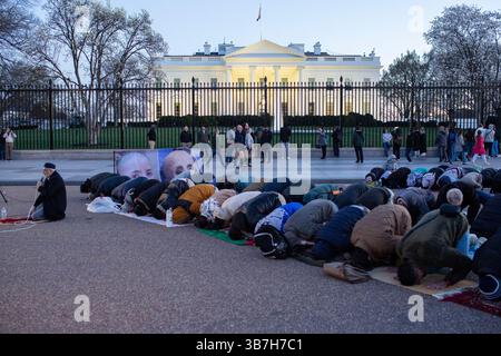 March 11, 2024, Washington, District Of Columbia, United State: Pro-Palestinian demonstrators pray for the people of Palestine while joining in a demonstration in front of the White House. Pro-Palestinian demonstrators gather in front of the White House to demand ceasefire in Gaza on the first day of the holy month of Ramadan in Washington DC. (Credit Image: © Probal Rashid/ZUMA Press Wire) Stock Photo