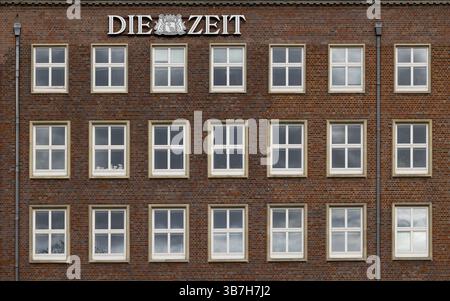 Symmetrical brick facade with several windows and a title on the building, DIE ZEIT publishing house, Kontorhausviertel, Free and Hanseatic City of H Stock Photo