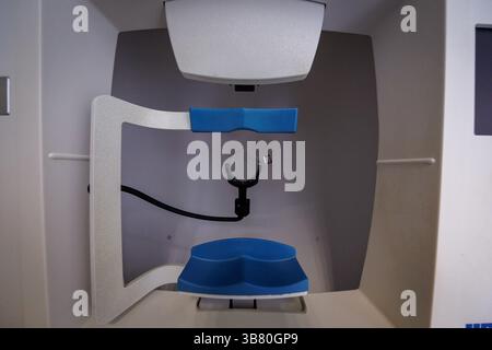 Perimeter View Eye 23 May 2024, Bavaria, Erlangen: A patient sits at a perimeter during a ...