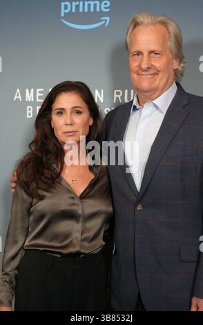 Maura Tierney and Jeff Daniels Stock Photo - Alamy