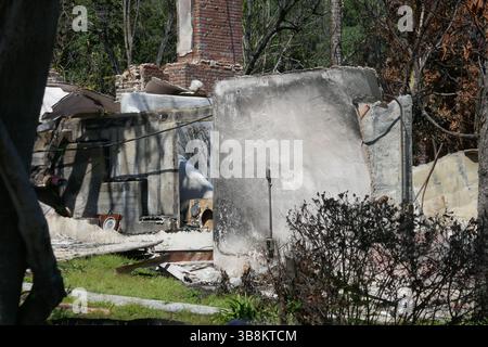 Altadena, California, USA 7th May 2025 Altadena aftermath and cleanup ...