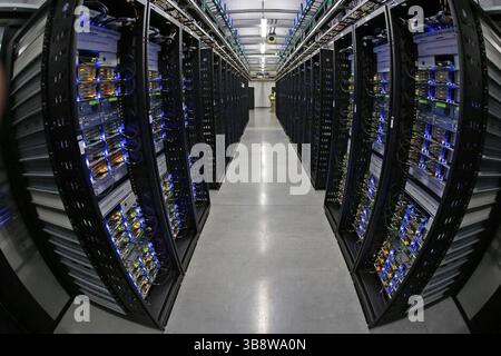 May 7, 2024: Rows of servers fill Data Hall B at the Facebook's Fort Worth Data Center in Texas. A Dallas company plans a data center near Benbrook. (Credit Image: © Paul Moseley/Fort Worth Star-Telegram via ZUMA Press Wire) Stock Photo