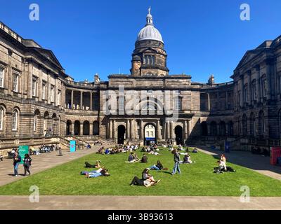 Students enjoying the sunshine at The Old College courtyard and quadrangle, University of Edinburgh, Edinburgh Scotland Stock Photo