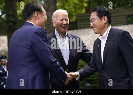 August 18, 2023, Camp David, Maryland, USA: US President JOE BIDEN (C) reacts as South Korean President YOON SUK YEOL (L) and Japanese Prime Minister FUMIO KISHIDA (R) shakes hands during their trilateral summit at Camp David. US President Biden is hosting a trilateral summit with South Korean President Yeol and Japanese Prime Minister Kishida at the Camp David presidential retreat. (Credit Image: © Nathan Howard/POOL via ZUMA Press) Stock Photo