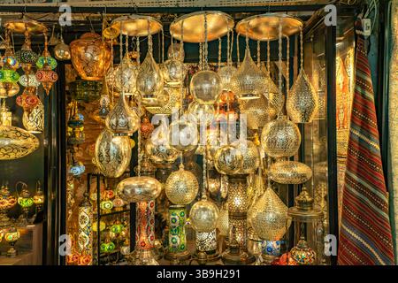 Shop with oriental lamps in the Grand Bazaar Kapalı Çarşı Istanbul, Türkiye Stock Photo