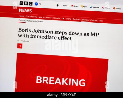 "Boris Johnson steps down as MP..." breaking news on BBC News website, 9th June 2023. Stock Photo