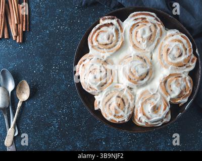 Idea and recipe pastries - perfect cinnamon rolls with topping, top view in skillet. Vegan swedish cinnamon buns Kanelbullar with pumpkin spice, toppi Stock Photo