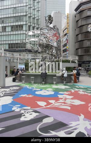 Standing at 8m tall, UAP expertly fabricated this complex arrangement of graphic planes in stainless steel with a mirror polish finish. With close att Stock Photo