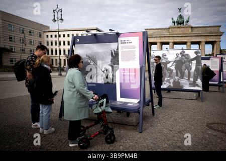 Ausstellung - 8.Mai Tag der Befreiung DEU, Deutschland, Germany, Berlin, 08.05.2025 Besucher vor einer Freiluftausstellung mit Fotografien darunter das Foto Rote Sowjetische Flagge auf dem Reichstag des sowjetischen Fotografen Jewgeni Chaldei und Foto Handschlag in Torgau als am 25. April 1945 US-Soldaten und Rotarmisten sich auf den Truemmern der Torgauer Elbbruecke begruessen welche zeigt Deutschland und Berlin in den letzten Tagen des Zweiten Weltkriegs zum Gedenken an den 80. Jahrestag der Befreiung am 8. und 9. Mai unter demTitel Endlich Frieden 80 Jahre nach dem Ende des Zweiten Weltkrie Stock Photo
