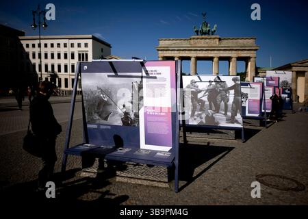 Ausstellung - 8.Mai Tag der Befreiung DEU, Deutschland, Germany, Berlin, 08.05.2025 Besucher vor einer Freiluftausstellung mit Fotografien darunter das Foto Rote Sowjetische Flagge auf dem Reichstag des sowjetischen Fotografen Jewgeni Chaldei und Foto Handschlag in Torgau als am 25. April 1945 US-Soldaten und Rotarmisten sich auf den Truemmern der Torgauer Elbbruecke begruessen welche zeigt Deutschland und Berlin in den letzten Tagen des Zweiten Weltkriegs zum Gedenken an den 80. Jahrestag der Befreiung am 8. und 9. Mai unter demTitel Endlich Frieden 80 Jahre nach dem Ende des Zweiten Weltkrie Stock Photo