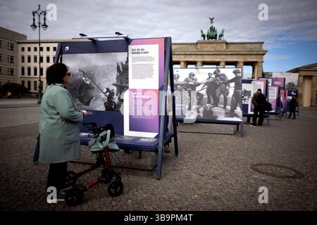 Ausstellung - 8.Mai Tag der Befreiung DEU, Deutschland, Germany, Berlin, 08.05.2025 Besucher vor einer Freiluftausstellung mit Fotografien darunter das Foto Rote Sowjetische Flagge auf dem Reichstag des sowjetischen Fotografen Jewgeni Chaldei und Foto Handschlag in Torgau als am 25. April 1945 US-Soldaten und Rotarmisten sich auf den Truemmern der Torgauer Elbbruecke begruessen welche zeigt Deutschland und Berlin in den letzten Tagen des Zweiten Weltkriegs zum Gedenken an den 80. Jahrestag der Befreiung am 8. und 9. Mai unter demTitel Endlich Frieden 80 Jahre nach dem Ende des Zweiten Weltkrie Stock Photo