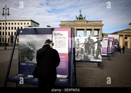Ausstellung - 8.Mai Tag der Befreiung DEU, Deutschland, Germany, Berlin, 08.05.2025 Besucher vor einer Freiluftausstellung mit Fotografien darunter das Foto Rote Sowjetische Flagge auf dem Reichstag des sowjetischen Fotografen Jewgeni Chaldei und Foto Handschlag in Torgau als am 25. April 1945 US-Soldaten und Rotarmisten sich auf den Truemmern der Torgauer Elbbruecke begruessen welche zeigt Deutschland und Berlin in den letzten Tagen des Zweiten Weltkriegs zum Gedenken an den 80. Jahrestag der Befreiung am 8. und 9. Mai unter demTitel Endlich Frieden 80 Jahre nach dem Ende des Zweiten Weltkrie Stock Photo