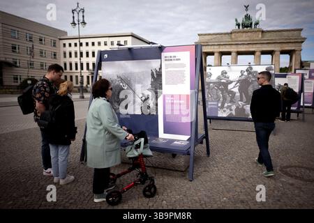 Ausstellung - 8.Mai Tag der Befreiung DEU, Deutschland, Germany, Berlin, 08.05.2025 Besucher vor einer Freiluftausstellung mit Fotografien darunter das Foto Rote Sowjetische Flagge auf dem Reichstag des sowjetischen Fotografen Jewgeni Chaldei und Foto Handschlag in Torgau als am 25. April 1945 US-Soldaten und Rotarmisten sich auf den Truemmern der Torgauer Elbbruecke begruessen welche zeigt Deutschland und Berlin in den letzten Tagen des Zweiten Weltkriegs zum Gedenken an den 80. Jahrestag der Befreiung am 8. und 9. Mai unter demTitel Endlich Frieden 80 Jahre nach dem Ende des Zweiten Weltkrie Stock Photo