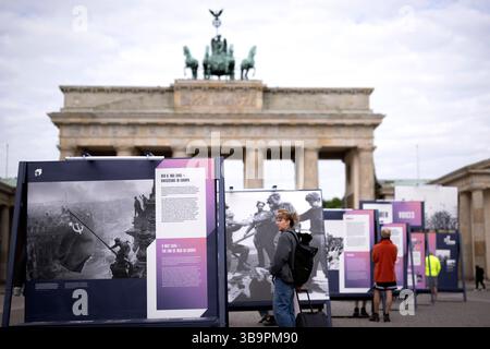 Ausstellung - 8.Mai Tag der Befreiung DEU, Deutschland, Germany, Berlin, 08.05.2025 Besucher vor einer Freiluftausstellung mit Fotografien darunter das Foto Rote Sowjetische Flagge auf dem Reichstag des sowjetischen Fotografen Jewgeni Chaldei und Foto Handschlag in Torgau als am 25. April 1945 US-Soldaten und Rotarmisten sich auf den Truemmern der Torgauer Elbbruecke begruessen welche zeigt Deutschland und Berlin in den letzten Tagen des Zweiten Weltkriegs zum Gedenken an den 80. Jahrestag der Befreiung am 8. und 9. Mai unter demTitel Endlich Frieden 80 Jahre nach dem Ende des Zweiten Weltkrie Stock Photo