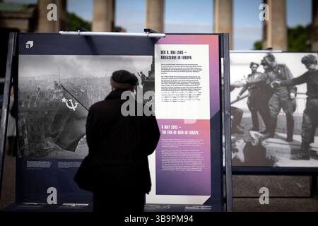Ausstellung - 8.Mai Tag der Befreiung DEU, Deutschland, Germany, Berlin, 08.05.2025 Besucher vor einer Freiluftausstellung mit Fotografien darunter das Foto Rote Sowjetische Flagge auf dem Reichstag des sowjetischen Fotografen Jewgeni Chaldei und Foto Handschlag in Torgau als am 25. April 1945 US-Soldaten und Rotarmisten sich auf den Truemmern der Torgauer Elbbruecke begruessen welche zeigt Deutschland und Berlin in den letzten Tagen des Zweiten Weltkriegs zum Gedenken an den 80. Jahrestag der Befreiung am 8. und 9. Mai unter demTitel Endlich Frieden 80 Jahre nach dem Ende des Zweiten Weltkrie Stock Photo