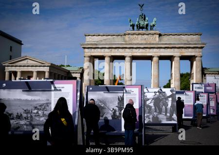 Ausstellung - 8.Mai Tag der Befreiung DEU, Deutschland, Germany, Berlin, 08.05.2025 Besucher vor einer Freiluftausstellung mit Fotografien darunter das Foto Rote Sowjetische Flagge auf dem Reichstag des sowjetischen Fotografen Jewgeni Chaldei und Foto Handschlag in Torgau als am 25. April 1945 US-Soldaten und Rotarmisten sich auf den Truemmern der Torgauer Elbbruecke begruessen welche zeigt Deutschland und Berlin in den letzten Tagen des Zweiten Weltkriegs zum Gedenken an den 80. Jahrestag der Befreiung am 8. und 9. Mai unter demTitel Endlich Frieden 80 Jahre nach dem Ende des Zweiten Weltkrie Stock Photo