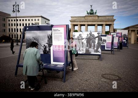 Ausstellung - 8.Mai Tag der Befreiung DEU, Deutschland, Germany, Berlin, 08.05.2025 Besucher vor einer Freiluftausstellung mit Fotografien darunter das Foto Rote Sowjetische Flagge auf dem Reichstag des sowjetischen Fotografen Jewgeni Chaldei und Foto Handschlag in Torgau als am 25. April 1945 US-Soldaten und Rotarmisten sich auf den Truemmern der Torgauer Elbbruecke begruessen welche zeigt Deutschland und Berlin in den letzten Tagen des Zweiten Weltkriegs zum Gedenken an den 80. Jahrestag der Befreiung am 8. und 9. Mai unter demTitel Endlich Frieden 80 Jahre nach dem Ende des Zweiten Weltkrie Stock Photo
