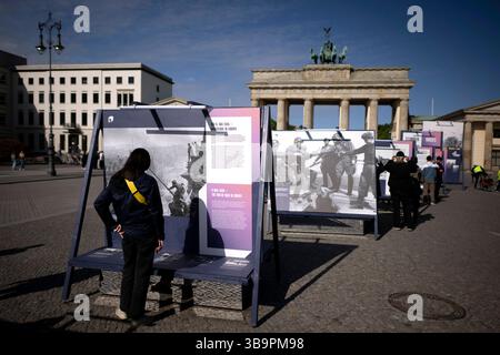 Ausstellung - 8.Mai Tag der Befreiung DEU, Deutschland, Germany, Berlin, 08.05.2025 Besucher vor einer Freiluftausstellung mit Fotografien darunter das Foto Rote Sowjetische Flagge auf dem Reichstag des sowjetischen Fotografen Jewgeni Chaldei und Foto Handschlag in Torgau als am 25. April 1945 US-Soldaten und Rotarmisten sich auf den Truemmern der Torgauer Elbbruecke begruessen welche zeigt Deutschland und Berlin in den letzten Tagen des Zweiten Weltkriegs zum Gedenken an den 80. Jahrestag der Befreiung am 8. und 9. Mai unter demTitel Endlich Frieden 80 Jahre nach dem Ende des Zweiten Weltkrie Stock Photo