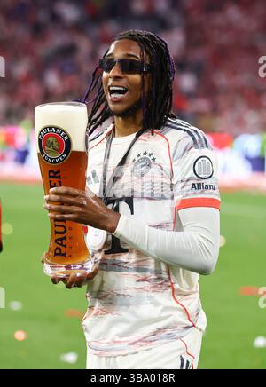 bayern-celebrate-with-michael-olise-fc-fc-bayern-munich-17-his-goal