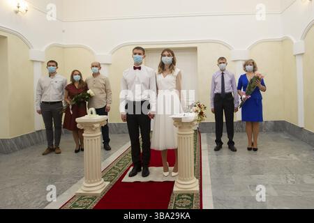 20 11 2020. Belarus, the city of Gomil. Marriage. Bride and groom wearing medical masks. Getting married during the coronavirus pandemic Stock Photo