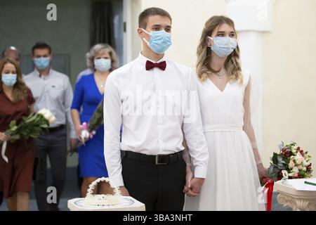20 11 2020. Belarus, the city of Gomil. Marriage. Bride and groom wearing medical masks. Getting married during the coronavirus pandemic Stock Photo