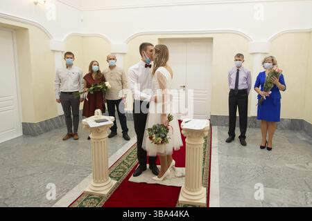 20 11 2020. Belarus, the city of Gomil. Marriage. Bride and groom wearing medical masks. Getting married during the coronavirus pandemic Stock Photo