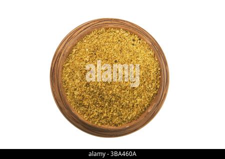 Eine Mischung aus Gewuerzen in einem Tonbecher isoliert auf einem weissen Hintergrund. Spice auf Isolat. Blick von oben. Trockengewuerz Stock Photo
