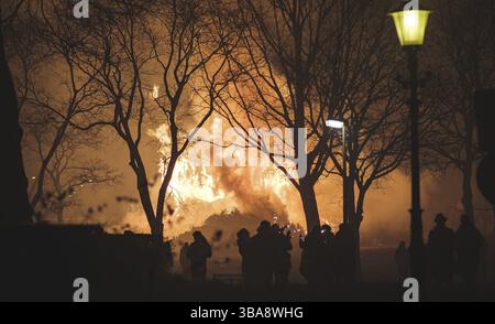 An intense smoke from a massive forest fire Stock Photo - Alamy