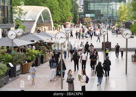 Docklands' canary Wharf sees weekday revival with city professionals back in the office minimum two days a week, London England UK Stock Photo
