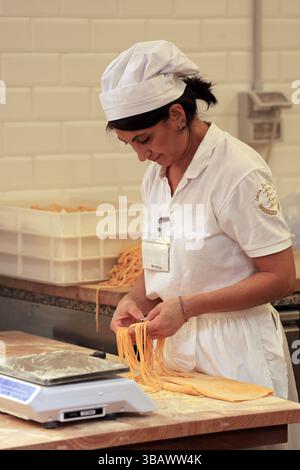 15.05.2024, Italy, , Rome - Woman makes spaghetti from pasta dough. 00S240515D538CAROEX.JPG [MODEL RELEASE: NO, PROPERTY RELEASE: NO (c) caro images / Stock Photo