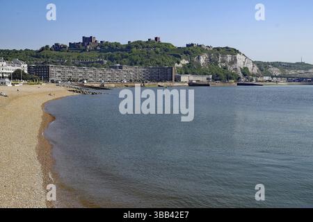 Coastal view with sandy beach, buildings and a castle on the hill, Dover, Kent, England, Great Britain Stock Photo