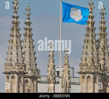 The White Rose flag of Yorkshire flying above Saint Mary's Anglican church in the old town of Kingston upon Hull, East Riding of Yorkshire, England Stock Photo