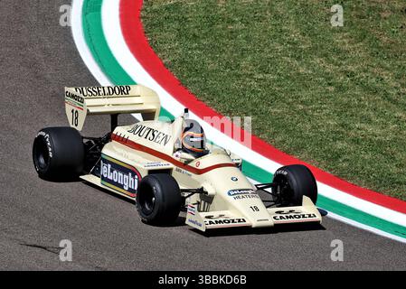 ミニカー 1985 Arrows A8 BMW #20 Thierry Boutsen F1 1/43 Thierry Boutsen 1985 Arrows A8 BMW #18 w/TOBACCO