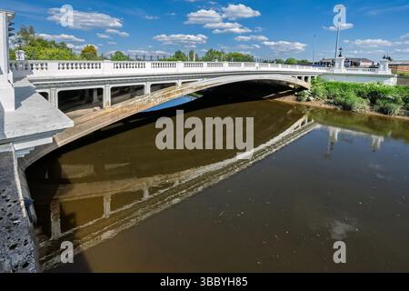 The bridge over the river Mersey at Bridge foot in Warrington. Warrington Bridge. The then King George V was called upon to carry out the official ope Stock Photo