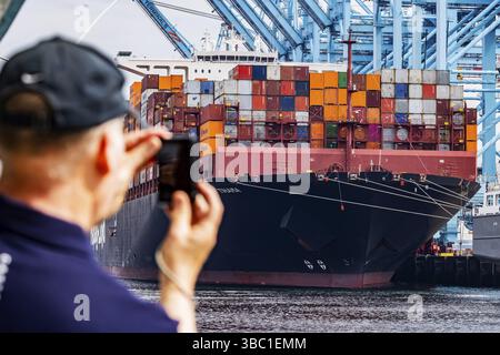 Container ship TIHAMA from Hapag Lloyd. With a length of 400 metres, the ULCV is one of the largest container ships in the world. APM Container Termin Stock Photo