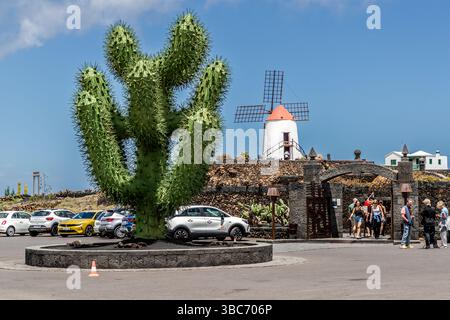 A large, artificial cactus marks the El Jardín de Cactus cactus garden on Lanzarote, where around 4,500 cactus species from five continents are on display. It was designed by César Manrique and is laid out in a former landfill site as a terraced amphitheatre with lava stone walls. Avenida Garafía, Guatiza, Canarias, Spain Stock Photo