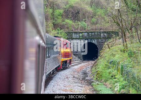 Chattanooga, Tennessee - A sightseeing train on the Tennessee Valley Railroad approaches the Missionary Ridge Tunnel. The TVRR is a heritage railroad Stock Photo