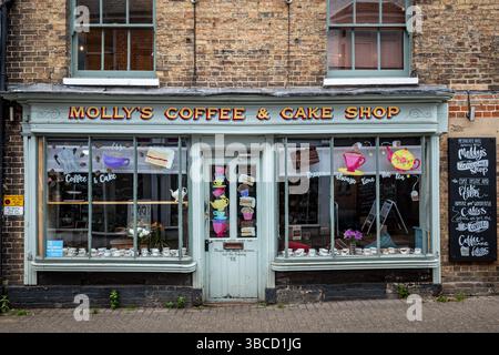Mollys Coffee & Cake Shop. Saffron Walden Coffee Shop - A quaint cafe in the East Anglian market town of Saffron Walden Stock Photo