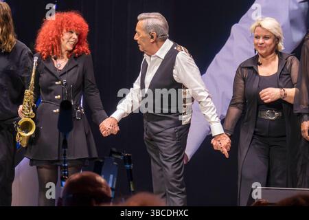 Saenger Roland Kaiser und Saxophonistin Tina Tandler und Background  Saengerin Christiane Eiben am 14.05.2025 beim Konzert der Arena Tournee  2025 in der Berliner Uber Arena Roland Kaiser- Berlin *** Singer Roland  Kaiser and saxophonist Tina ...