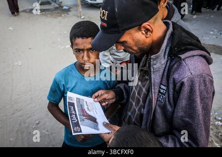 Khan Younis, Palestinian Territories. 20th May, 2025. Displaced Palestinians in eastern Khan Yunis in the southern Gaza Strip, read a leaflet dropped by Israeli army ordering them to immediately evacuate certain parts of the city ahead of 'unprecedented attack'. Credit: Abed Rahim Khatib/dpa/Alamy Live News Stock Photo